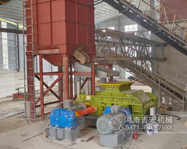 礦場(chǎng)主自述：“換了液壓對(duì)輥機(jī)后，我的鐵礦石制砂廠終于扭虧為盈！”