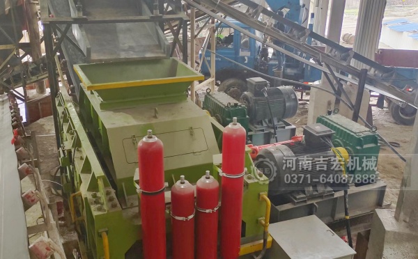 破碎輝綠巖總走彎路？對(duì)輥機(jī)用實(shí)力告訴你：選對(duì)設(shè)備多重要！